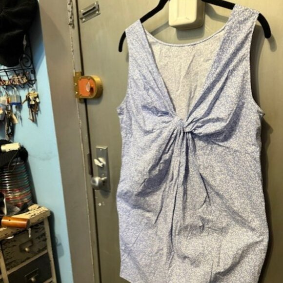 Retro Printed twist-back dress, blue and white digital graphic print Shift Dress - Picture 12 of 16